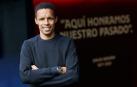 Valdo, en el túnel de vestuarios de El Sadar delante de la frase que acuñó David Beriáin
