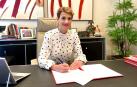 La presidenta María Chivite firma el decreto por el que disuelve el Parlamento de Navarra y convoca las elecciones el domingo 28 de mayo