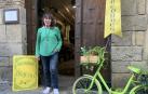 Lucía Pérez Barco, en la tienda de antigüedades El Desván, en la calle Curia