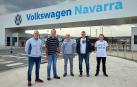 Representantes del comité de empresa de Volkswagen Navarra: Alfredo Morales (i), de UGT; Carlos Zalduendo (c), de CCOO; Igor Peñalver (2d), de ELA; Raúl Portillo (2i), de LAB y Óscar Añorbe (d), de la CGT, fotografiados el pasado 31 de marzo