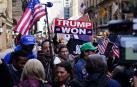 Los partidarios del expresidente estadounidense Donald J. Trump se paran cerca de la Torre Trump en Nueva York