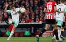 Pablo Ibáñez, el autor del gol que ha dado el pase a la final de la Copa del Rey para Osasuna, golpea al balón antes de marcar