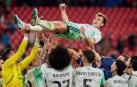 Manteo a Pablo Ibáñez por sus compañeros de Osasuna