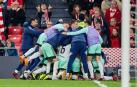 Los jugadores de Osasuna enterraron a Pablo Ibáñez tras marcar el gol de la victoria