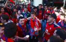 Un grupo de aficionados rojillos disfrutando en los prolegómenos de la semifinal ayer en la bilbaína calle Licenciado Poza