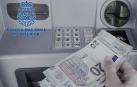 Varios billetes en un cajero