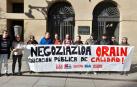 Los sindicatos convocantes de la huelga del pasado lunes en la enseñanza pública de Navarra (LAB, Steilas, CCOO, ELA y UGT) en la concentración frente al Palacio de Navarra
