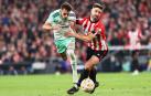 Yeray Álvarez trata de frenar a Aimar Oroz durante el partido de vuelta en San Mamés.