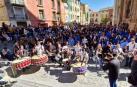 Cerca de 200 tambores de cuatro cofradías de Tudela tocan de forma ininterrumpida durante una hora en la plaza Vieja de la capital ribera. Este acto se viene celebrando desde el año 2014, pero durante los años de la pandemia no se pudo llevar a cabo.