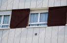En la imagen, una ventana del edificio de Avilés en el que residen la madre y su hija
