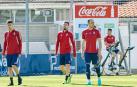 Imagen de la afición y del entrenamiento de Osasuna en Tajonar este jueves.