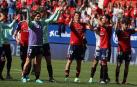 Los jugadores de Osasuna aplauden a la afición en El Sadar tras ganar al Elche