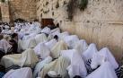 Judíos durante la festividad de Pascua, frente al Muro en Jerusalén