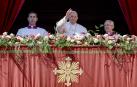 El papa Francisco imparte la bendición 'Urbi et Orbi' desde el balcón de la logia central de la basílica de San Pedro