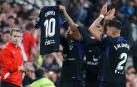 Los jugadores del Atlético de Madrid celebran el gol de su equipo con una camiseta de su compañero Correa en señal de pésame por el fallecimiento de la madre de éste