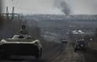 Vehículos blindados del ejército ucraniano recorren un camino en la localidad de Bajmut, en la provincia de Donetsk del este de Ucrania