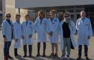 Desde la izda., Alicia, enfermera del hospital; y las voluntarias Feli Fernández, Carmen Mari Arnedillo, Soco Salanueva, María Asun Ulzurrun, Asun Arrastio y Jesús López-Vailo, en el exterior del Hospital García Orcoyen de Estella.