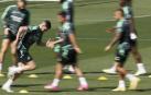 Fede Valverde (izda.), envuelto en polémica tras su presunta agresión a Baena, del Villarreal, se ejercita junto a sus compañeros este martes 11 de abril.