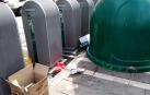Cartones y hasta una garrafa de aceite junto a los contenedores de la calle Ciudadela