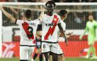 Abdul Mumin (dcha.) felicita a Fran García tras el tanto del lateral en el choque contra el Atlético de Madrid.