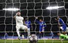 Karim Benzema empuja a gol el 1-0 del encuentro tras un remate de Vinícius que despejó Kepa