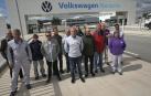 El comité de empresa de Volkswagen Navarra, en la puerta de la fábrica de Landaben, donde han realizado declaraciones ante la prensa