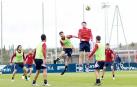 David García y Budimir saltan en busca de un balón, en la sesión del jueves