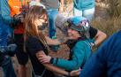 La deportista de élite, alpinista y escaladora Beatriz Flamini (d) es recibida a su salida de la cueva de Motril