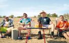 Los protagonistas de la película 'En temporada baja' Fele Martínez, Coque Malla, Antonio Resines y Edu Soto en un fotograma del filme