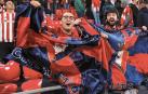 Dos aficionados rojillos posan con sus banderas en la grada de San Mamés en las semifinales