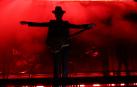 Leiva, sobre el escenario del Navarra Arena, en una de las primeras canciones del concierto.