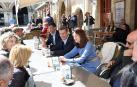 El líder del PP, acompañado por Javier García, ha paseado por la capital ribera antes del acto político de su partido en el restaurante Maher de Cintruénigo
