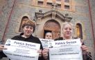 Foto publicada en 2009, en la que Saray González Asiáin, Janet Martínez González y Mª Mar Asiáin Laguardia sostienen una reproducción de la esquela a la entrada del funeral, en la parroquia San Blas de Burlada