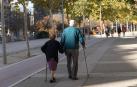 Un matrimonio de edad avanzada pasea por el paseo del Queiles de Tudela