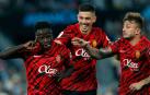 El delantero senegalés del Mallorca, Amath Ndiaye (i), celebra con sus compañeros el primer gol del equipo balear