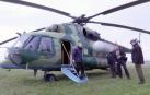 El presidente ruso baja de un helicóptero durante su visita al cuartel militar de Jersón
