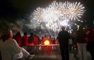 Varias personas ven los fuegos artificiales desde Baluarte en 2007