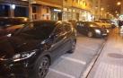 Tramo de la calle Amaya con vehículos parados