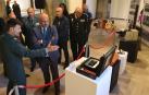 Santiago Sáiz, sargento responsable del Gedex en Navarra, enseña la muestra al delegado, José Luis Arasti