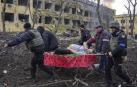Foto del fotoperiodista de guerra ucraniano Evgeniy Maloletka que ha sido galardonada como la foto del año por la fundación del World Press Photo