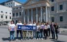 Los biólogos marinos Pablo Martín y Pol Vives; la activista y creadora de la campaña 'No es País para Delfines', Olivia Mandle, el realizador submarinista Pol Ramos; el biólogo Charlie Sarriá, la responsable de campañas de World Animal Protection España, 
Sandra Campinas; la actriz Clara Lago; la bióloga Evelyn Segura;
la concejal en el Ayuntamiento de Madrid, Amanda Romero; el gerente fundación Ochotumbao, Daniel Solano; y la bióloga de FAADA, Andrea Torres; posan tras entregar más de 150.00 firmas para que se prohíba el cautiverio de delfines