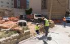 Operarios trabajan en el solar de la avenida del Barrio donde se construirán los apartamentos -al fondo, a la izda. la residencia Torre Monreal