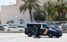 Un coche de la Policía Nacional a las puertas del IES Sol de Portocarrero, donde un menor de 15 años ha sido apuñalado cuando intentaba mediar en una pelea