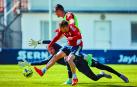 Sergio Herrera se lanza al suelo ante la llega de Kike García y Rubén Peña, esta semana en Tajonar.