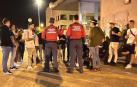 Agentes de la Policía Foral junto a los jóvenes en Huarte