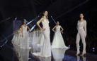 Varios modelos desfilan con modelos de Pronovias, este viernes en Barcelona