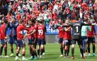 Los jugadores rojillos aplauden al público tras vencer al Betis en El Sadar (3-2).