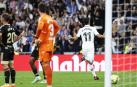 Marco Asensio (dcha.) celebra su gol ante la desolación del meta y de la defensa del Celta de Vigo