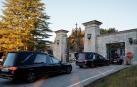Dos coches fúnebres entran en el Valle de de los Caídos para la exhumación de los restos del fundador de la Falange, José Antonio Primo de Rivera
