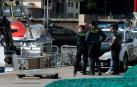 Agentes de la Guardia Civil, junto al pesquero gallego 'Novo Xoel', este martes en el puerto de la localidad cántabra de San Vicente de la Barquera